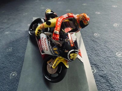 1:12 Valentino Rossi Aprilia RS250 mit Fahrerfigur Moto GP 1999 Diorama - Bild 1 von 4