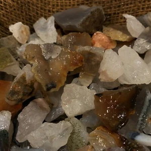 Lotes de 3000 quilates de ágata brasileña en bruto - además de una piedra preciosa facetada GRATIS - Imagen 1 de 8