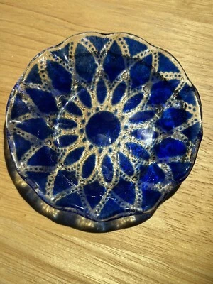 Plato de vidrio artístico fundido floral de encaje azul cobalto borde con volantes plato de baratija para servir Foto 1 de 3