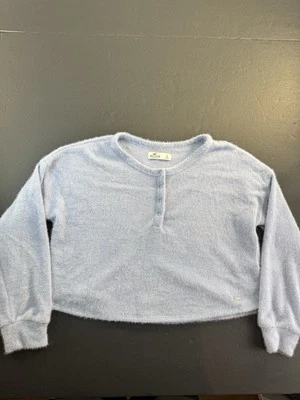 Suéter recortado Hollister para mujer talla pequeña azul tejido difuso frente a presión Henley Foto 1 de 4