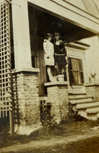 Due donne che si abbracciano in piedi sul pilastro del portico foto in bianco e nero 2,25 x 3,5 - Foto 1 di 3