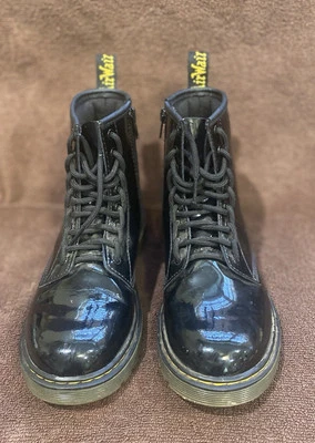 Б/у Dr Martens мальчиков/девочек унисекс лакированная кожа молнии Airware загрузки Sz 4/5 - Изображение 1 из 4
