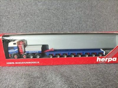 Herpa H0 1:87 in OVP - 148429 MAN E2000 8-achslinien Tieflade-Sattelzug "Schütz" - Bild 1 von 4