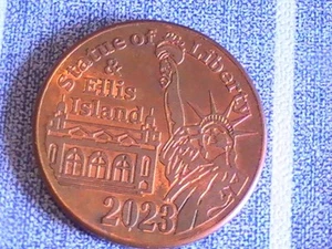 MEDAILLE FREIHEITSSTATUE NY KUPFER GLEICHE DICK WIE DIE STATUE 2023 ELLIS ISLAND - Bild 1 von 4