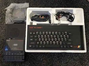 Computadora Sinclair ZX Spectrum + 128K Toastrack con cubierta de cinta Dixons y póster - Imagen 1 de 14