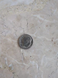1989 P Roosevelt Dime 10c MINT ERROR - OFF CENTER - Bild 1 von 2