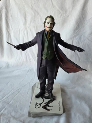 DC Direct: The Dark Knight Joker Statue Limited # 734/6.000 - Imagem 1 de 2