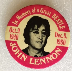 Botones vintage de los Beatles, John Lennon "In Memory Of" principios de los 80 - En muy buen estado+ - Imagen 1 de 2