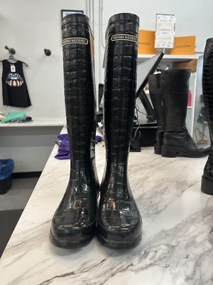 Botas de lluvia Henri Bendel de goma negras imitación cocodrilo en relieve talla 6 Foto 1 de 2