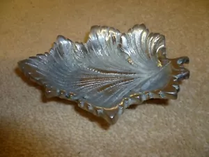 A VINTAGE, LEAF SHAPE HEAVY, SILVER PLATED PIN DISH. VINTAGE LEAF SHAPE PIN DISH - Picture 1 of 6