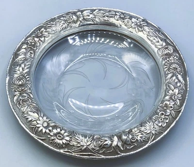 Plato/tazón de caramelo de vidrio cortado y plata esterlina Repousse by S. Kirk & Son 6,25" Foto 1 de 3