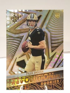 2025 Panini Revolution - Esordienti Rivoluzionari Tyler Shough #4 (RC) Santi - Foto 1 di 2