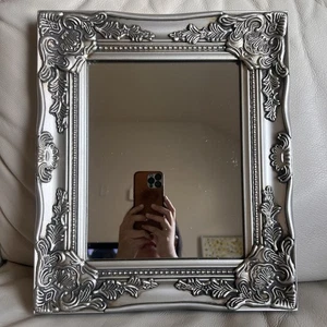 Elegante espejo de pared plateado ornamentado - Imagen 1 de 4