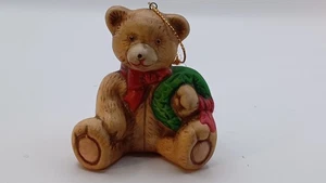Oso de peluche vintage adorno de Navidad con una corona navideña, porcelana. D2329 - Imagen 1 de 11