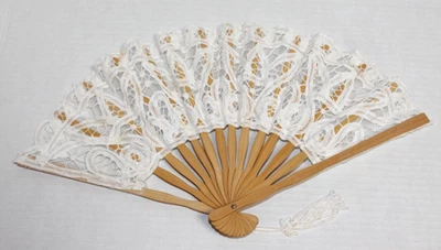 Abanico de mano blanco de encaje vintage de boda Battenburg Foto 1 de 2