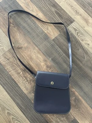 Bolso AIGNER Munich Hecho en Italia-Azul Marino Azul Oscuro Cuero Delgado Solapa De Colección *LEER Foto 1 de 4