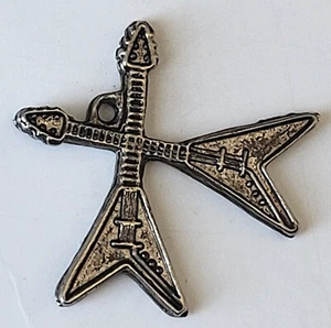 DE COLECCIÓN AÑOS 60 VOLANDO V GUITARRAS ELÉCTRICAS FORMA DE CRUZ PLATA COLGANTE ENCANTO - Imagen 1 de 2