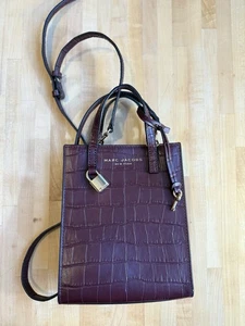 Bolso de Mano Marc Jacobs Mini Grind Grabado en Cocodrilo en Syrah Granate con Herrajes Dorados - Imagen 1 de 23