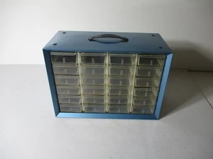 AKRO-MILS ARMADIO PORTAOGGETTI 24 CASSETTI METALLO BLU ORGANIZER PICCOLE PARTI CONTENITORE - Foto 1 di 11