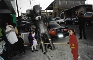 FOTOGRAFÍA ENCONTRADA Niña Piñata Color ORIGINAL Instantánea ENVÍO GRATUITO 32 41 Q - Imagen 1 de 1