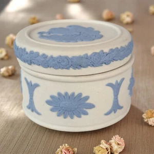 Seltene WEDGWOOD Rückseite blau auf weiß kleine runde Schmuckschatulle 1 3/4" D Streitwagen - Bild 1 von 8