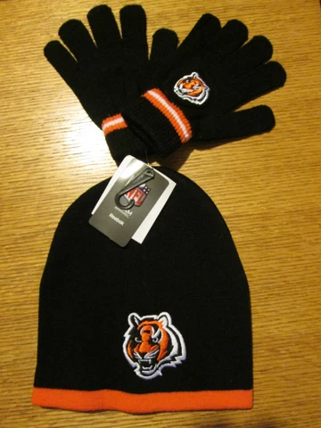 CINCINNATI BENGALS YOUTH SIZE REEBOK STOCKING CAP AND GLOVES NWT Cover