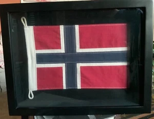 BANDIERA NORVEGIA in tela , inserita in grossa cornice laccata nera 45x35 - Foto 1 di 5