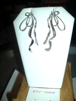PENDIENTES GRANDES LARGOS PLATEADOS POSTES DE CRISTAL CINTAS RIZADAS Betsey Johnson perforados Foto 1 de 4