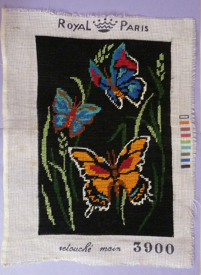 Très joli canevas terminé - Papillons - Pour encadrement  ou coussin - Photo 1/1