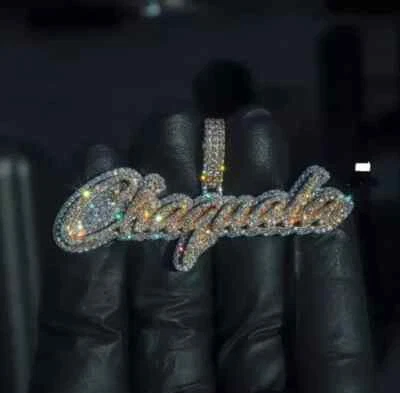 Colgante con nombre personalizado enchapado en oro blanco de 14 quilates diamante simulado corte redondo de 3,69 quilates Foto 1 de 4