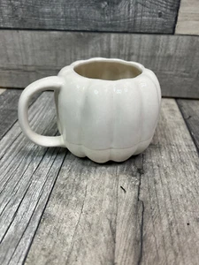 Taza de calabaza Anthropologie Home Cindy Stonewear taza blanca decoración de temporada - Imagen 1 de 6