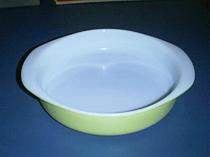Vtg PYREX #221 Ovenware 2 qt Casserole Baking Dish with Handles 8" LIME GREEN - Picture 1 of 4