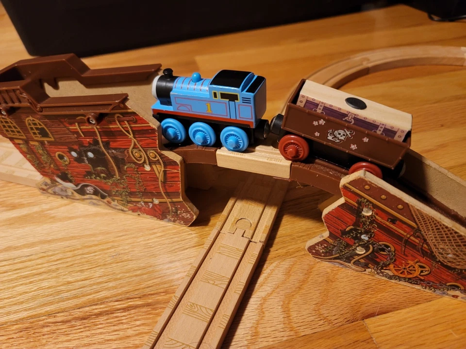 Thomas Wooden Railway Pirate Figure 8 conjunto de trem com extras! Leia - Imagem 1 de 4
