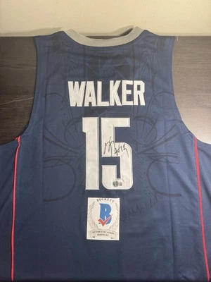 Camiseta deportiva firmada por Kemba Walker autografiada por Uconn Connecticut Huskies certificado de autenticidad BS93119 Foto 1 de 4
