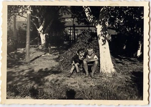 Portrait 2 enfants assis dans le jardin - photo ancienne an. 1950 - Picture 1 of 1