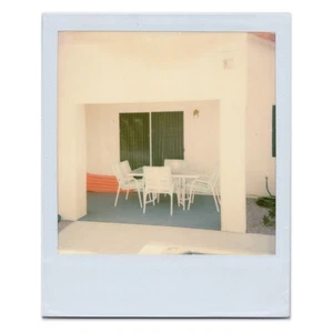 Mesa y sillas de patio vintage Polaroid - muebles de exterior años 80 - escena de patio trasero - Imagen 1 de 2