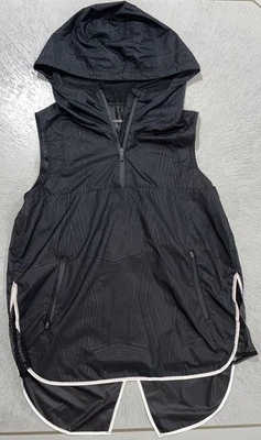 Женская ветровка с капюшоном Ivy Park без рукавов средний размер черная с разрезом сзади на молнии 1/4 - Изображение 1 из 4