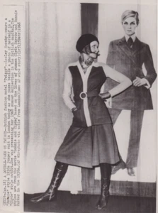 1968 Pressefoto Model Twiggy, Leslie Hornby im Bandit Bonnie Parker Pulloveranzug - Bild 1 von 2