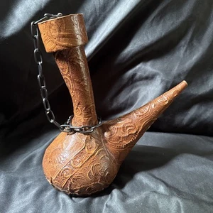Vintage spanische Leder Wein Dekanter verziert Leder Schnaps bedeckt Flasche 11" hoch - Bild 1 von 8