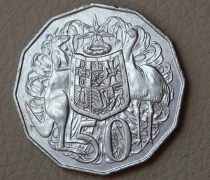 * 1984 COAT OF ARMS 50 CENT CIRCULATED DECIMAL #AAA38 - Foto 1 di 6