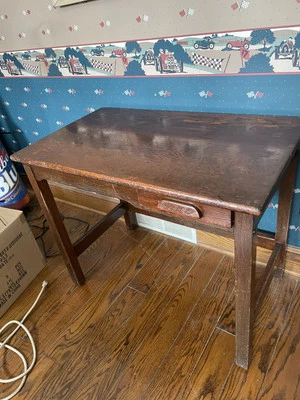 Escritorio vintage de madera maciza de 20” X 34” con 1 cajón - resistente - muy bueno Foto 1 de 4