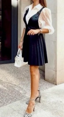 Vestido negro con delantal plisado de cuero sintético de Zara talla M ❤️‍🔥Listo para enviar❤️‍🔥 Foto 1 de 4