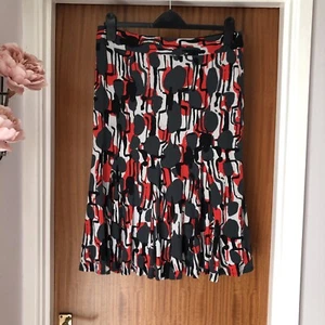 Per Una Ladies Jersey Summer Skirt With A Black, Grey & Red Geometric Design, 12 - Picture 1 of 10