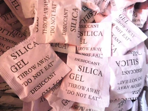 70 Bags Silica Gel 50 x 45 mm Trockenmittel Feuchtigkeit Luftentfeuchter Tüten - Bild 1 von 2