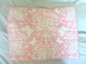 Almohada rosa acolchada de cerámica granero mariposa monograma ""Meredith"" nueva con etiquetas - Imagen 1 de 3