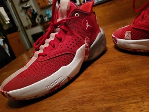 jordan zooms red size 9  - Picture 1 of 4
