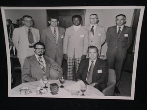 Lou Brock, original 8" x 10" s/w Foto 1974, nach Bruch des gestohlenen Basisrekordes - Bild 1 von 5