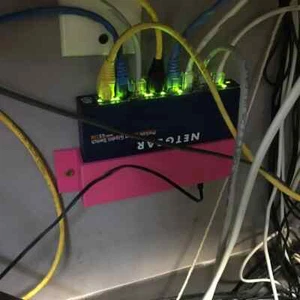 Netgear GS108 8-portowy przełącznik uchwyt ścienny - Zdjęcie 1 z 1