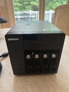 QNAP TVS-471 4-bay NAS - USED - MINT condition - Photo 1/3