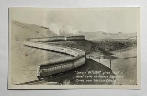 Tren de luz diurna de lujo en curva de herradura cerca de San Luis Obispo postal RPPC - Imagen 1 de 3